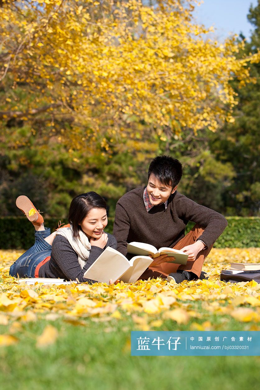 秋天校园大学生情侣与书本