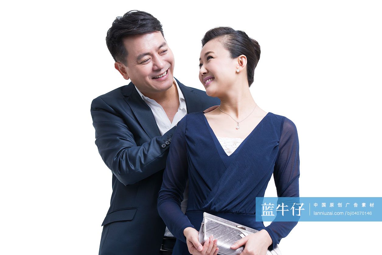 丈夫给妻子戴项链