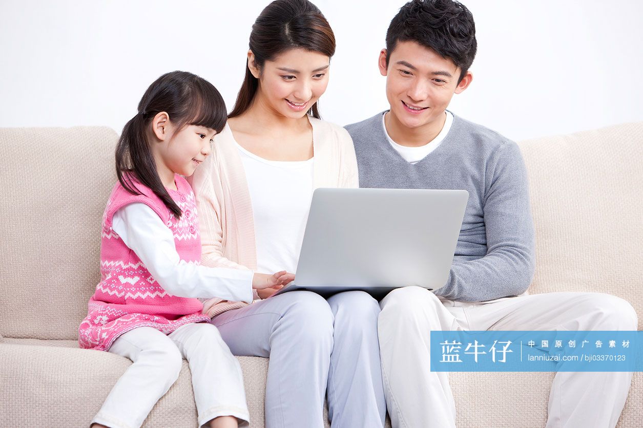 快乐一家人和笔记本电脑-蓝牛仔影像-中国原创广告影像素材