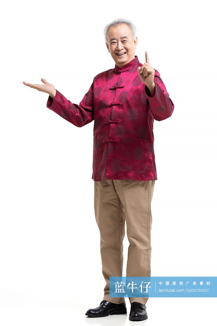 快乐的老年男士身穿唐装