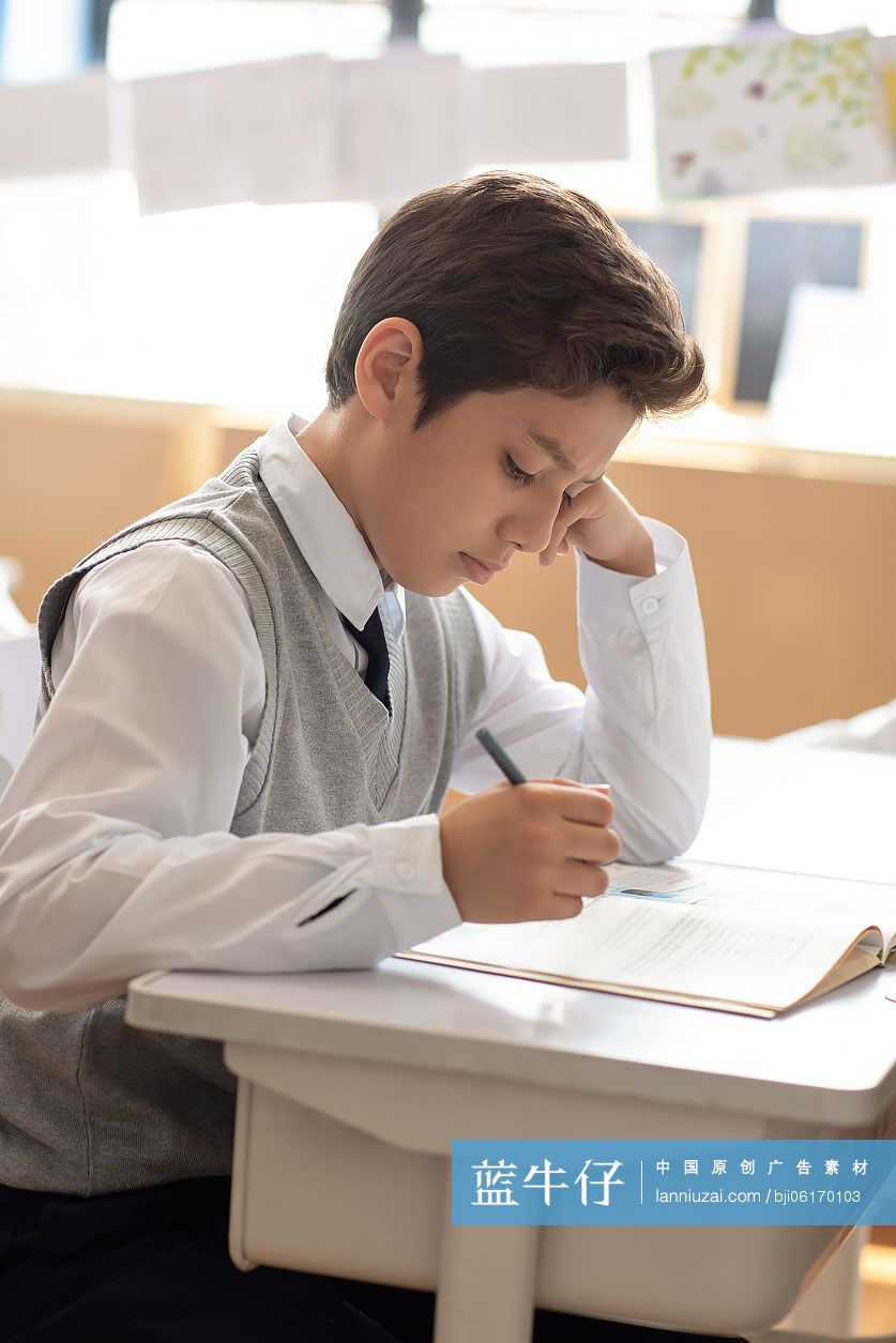 学生在教室学习