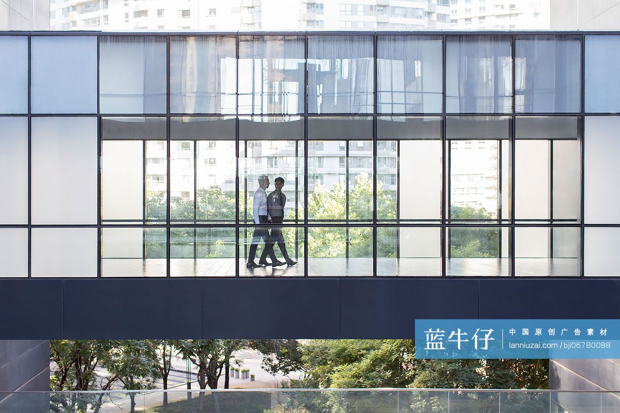 商务人士在办公楼里商谈