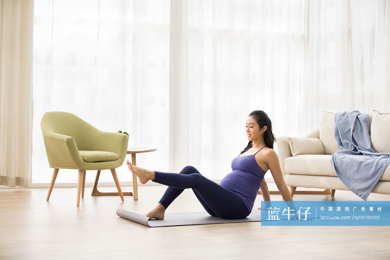 年轻孕妇在家练习瑜伽-蓝牛仔影像-中国原创广告影像素材