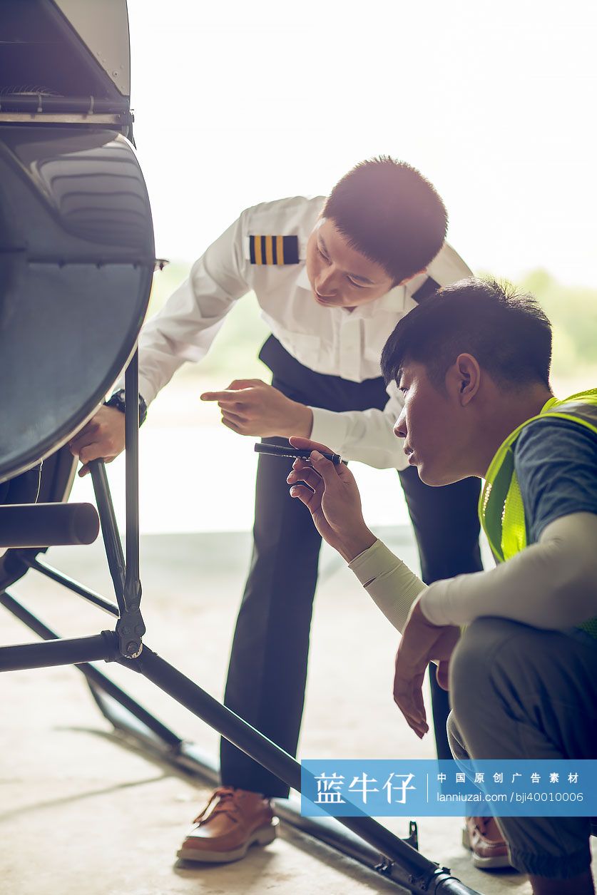 飞机修理工检修飞机