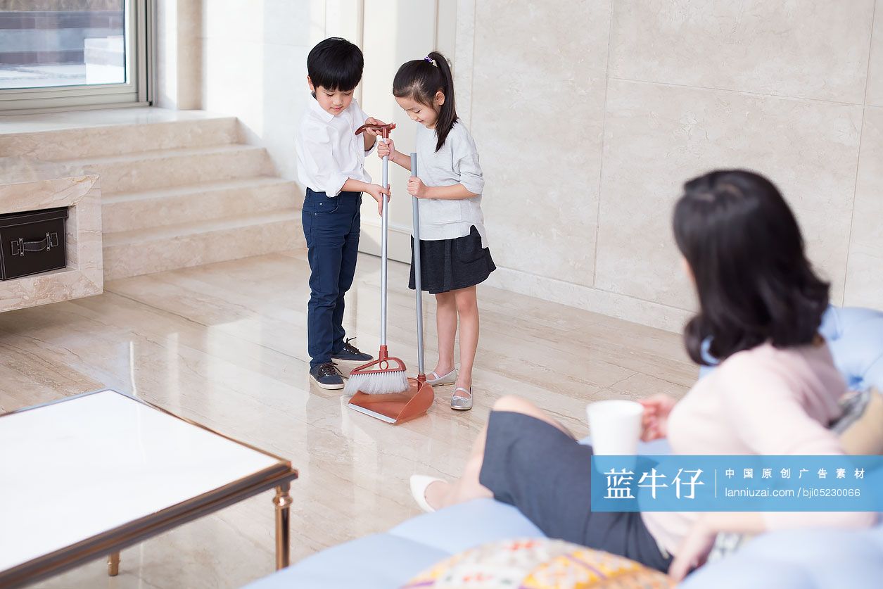 快乐的兄妹俩在客厅扫地