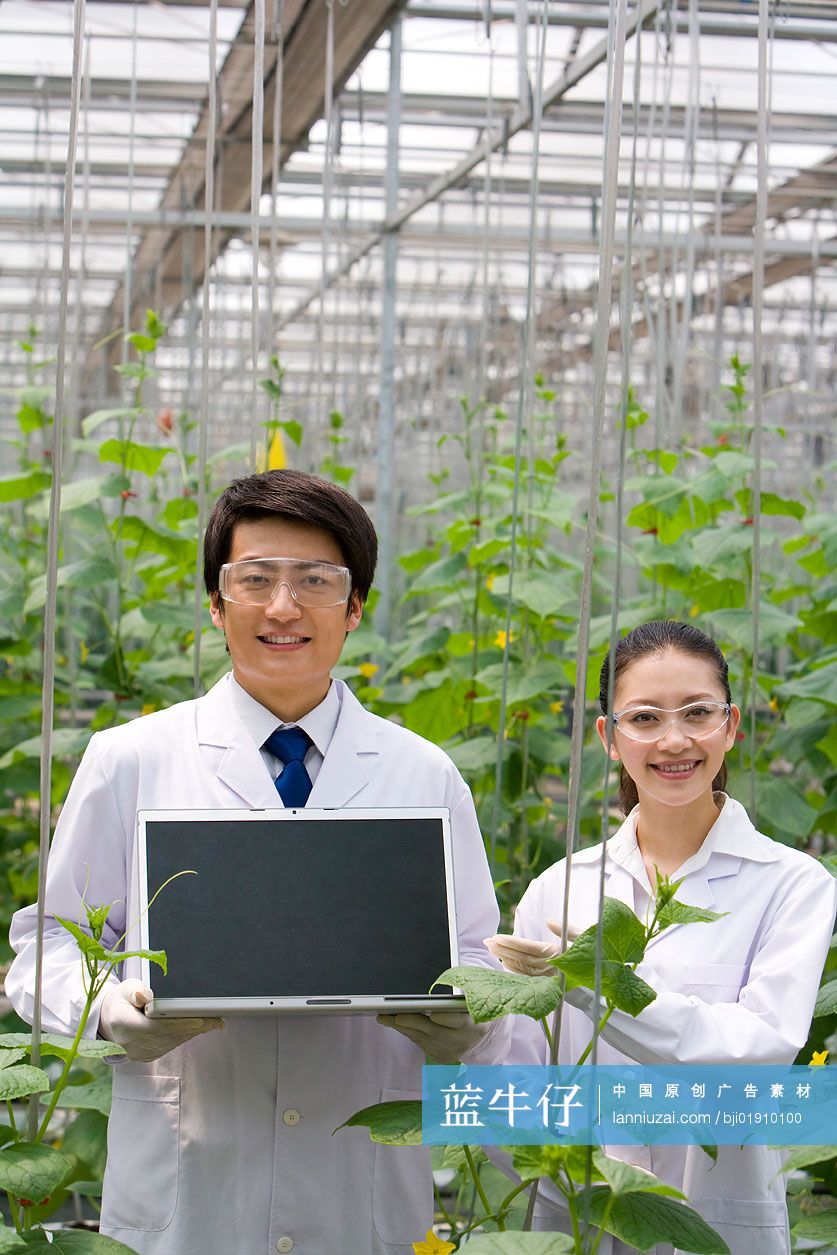 农艺师在现代农庄做科学研究