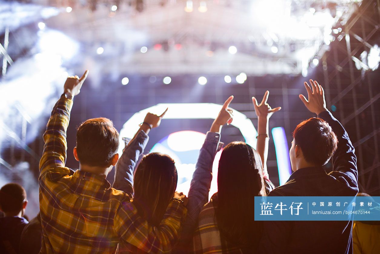 年轻人参加音乐节