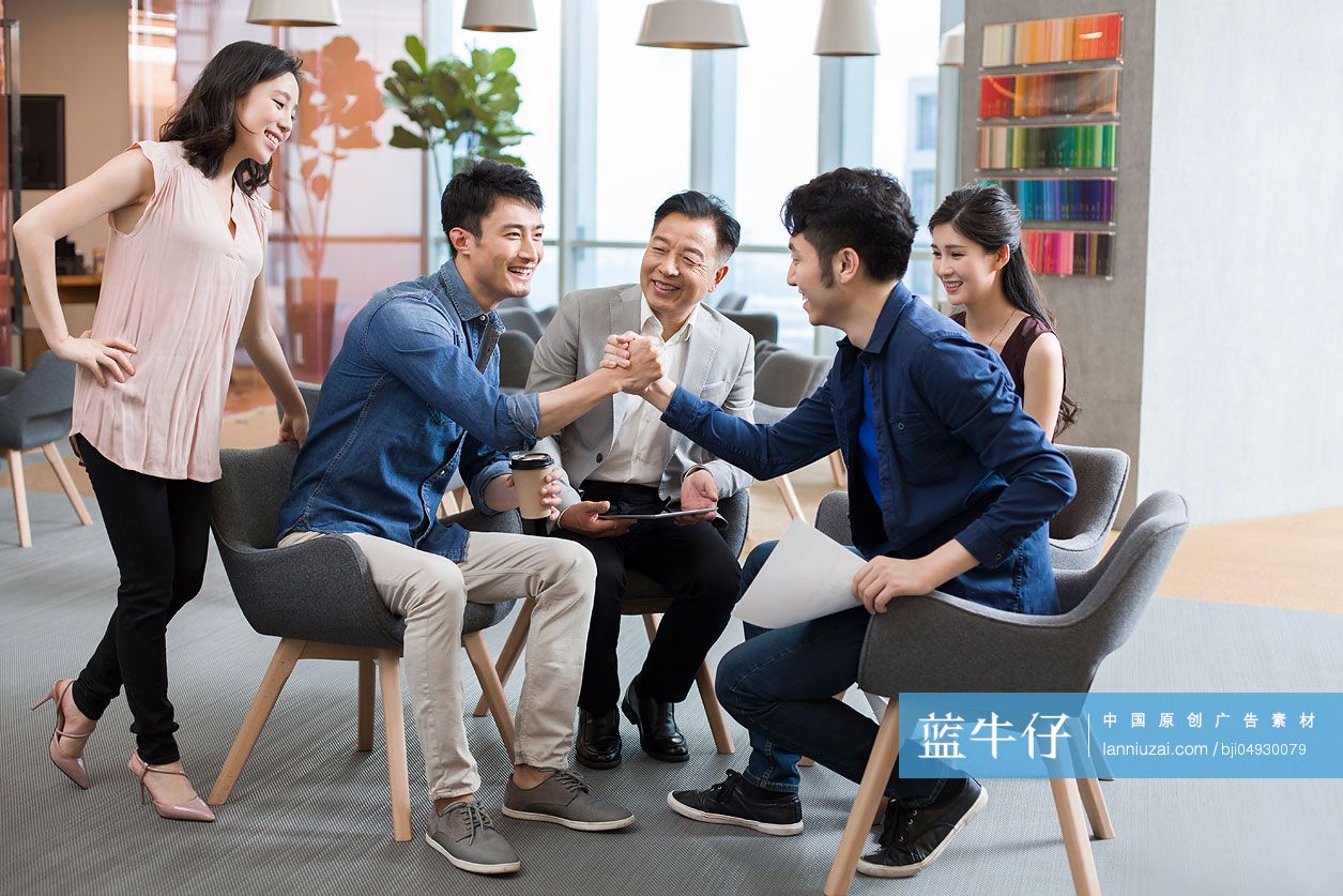 商务人士一起加油