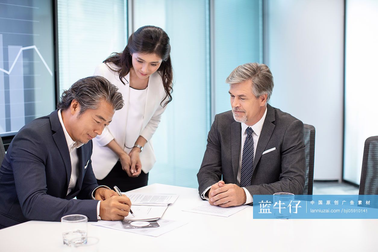 商务人士在会议室签订合同