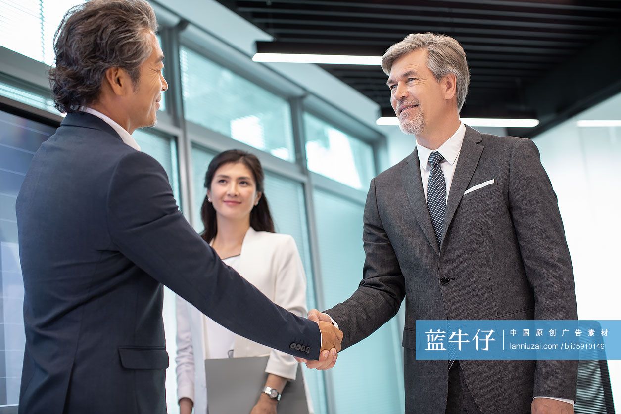 商务人士在会议室握手