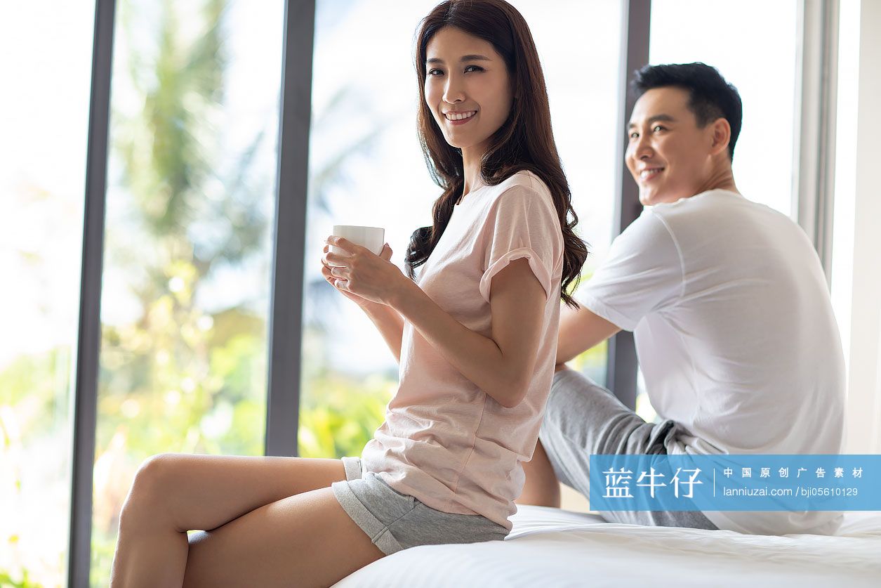 快乐的年轻夫妇喝咖啡