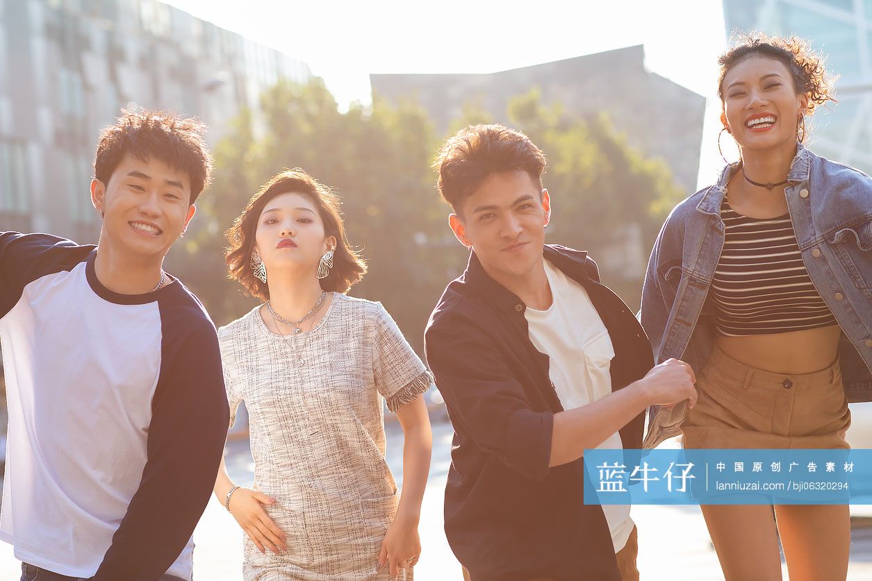 年轻人在街头玩耍