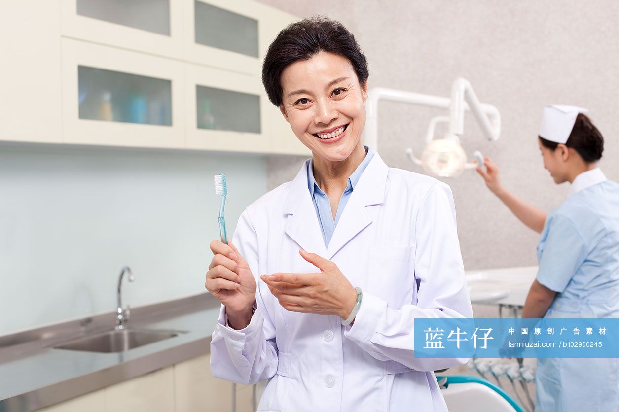 牙医和护士在牙科诊所