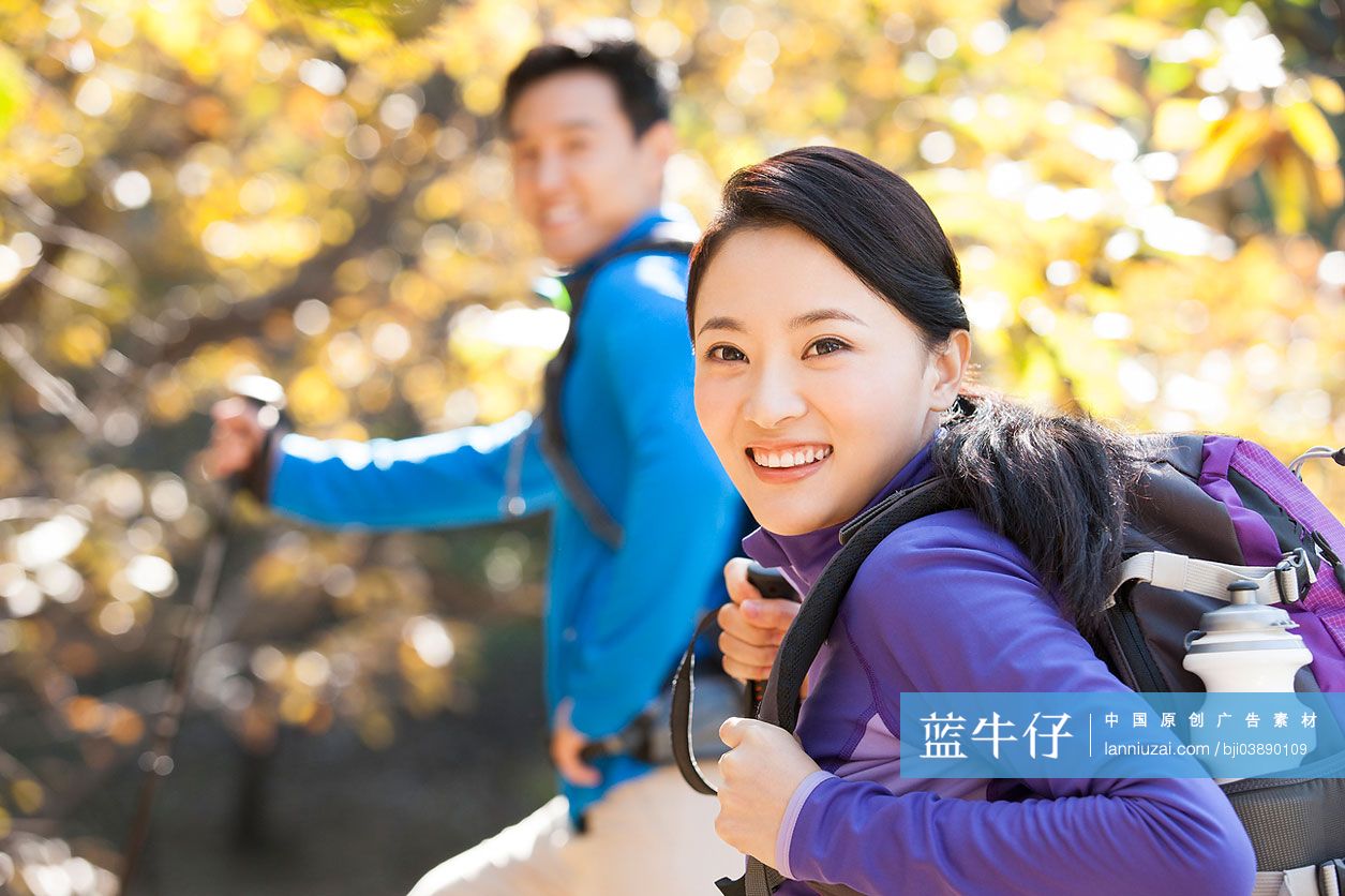 年轻夫妇徒步旅行