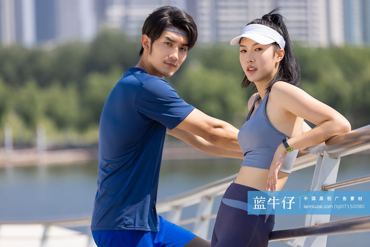 年轻情侣户外锻炼-蓝牛仔影像-中国原创广告影像素材