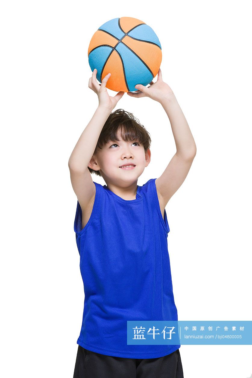 可爱的小男孩打篮球