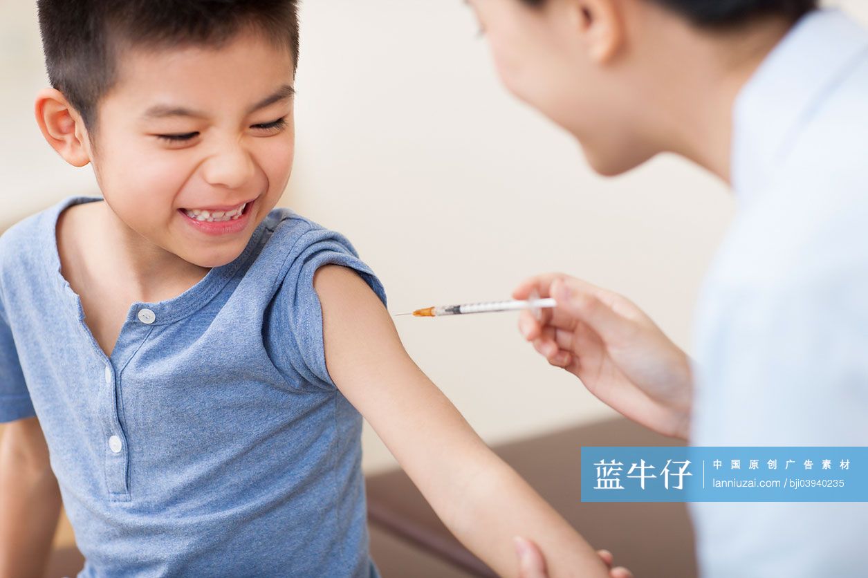 护士给小男孩打针