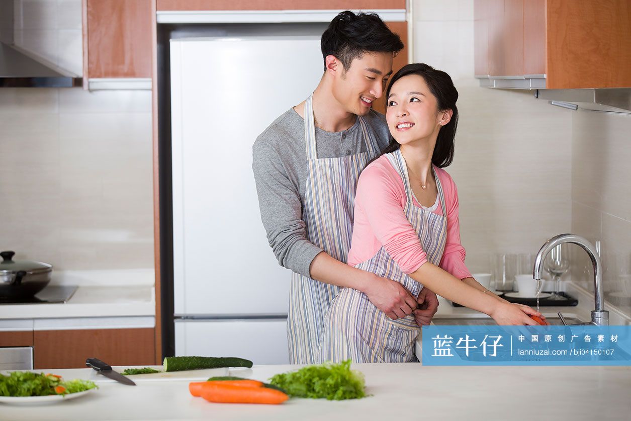 年轻夫妇做饭