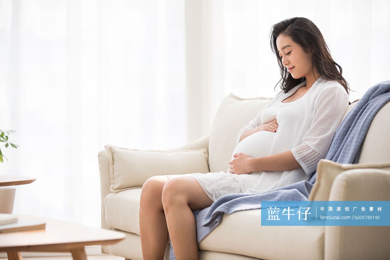 年轻孕妇在家休息
