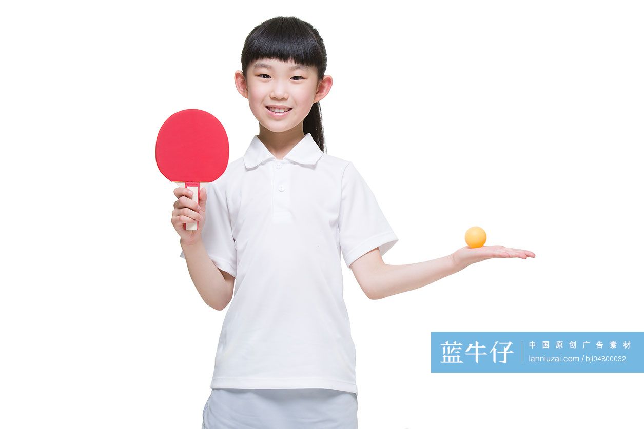 可爱的小女孩打乒乓球