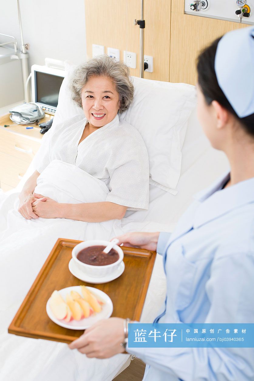 护士给病人准备食物