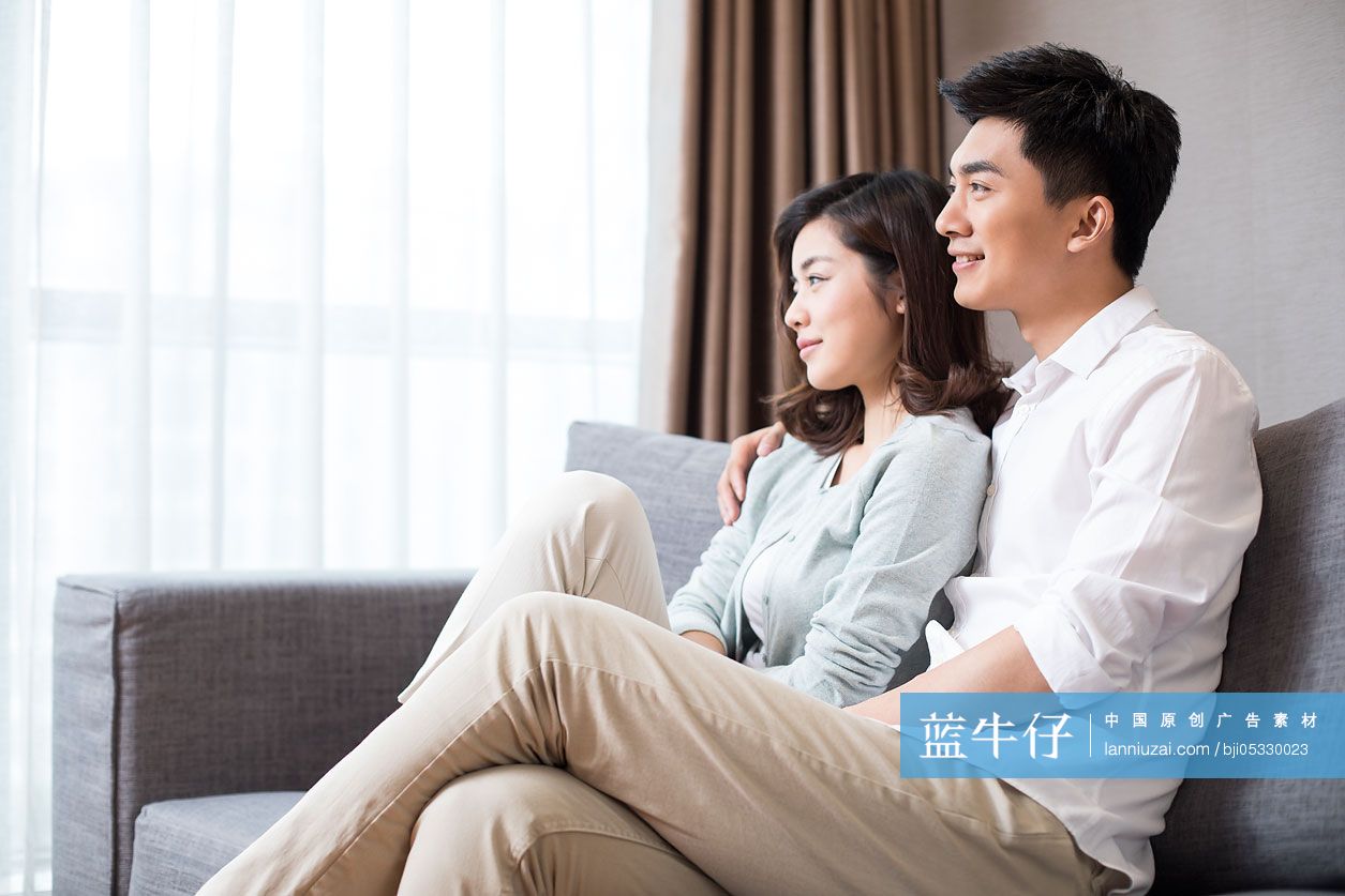 年轻夫妇在家放松休息-蓝牛仔影像-中国原创广告影像素材
