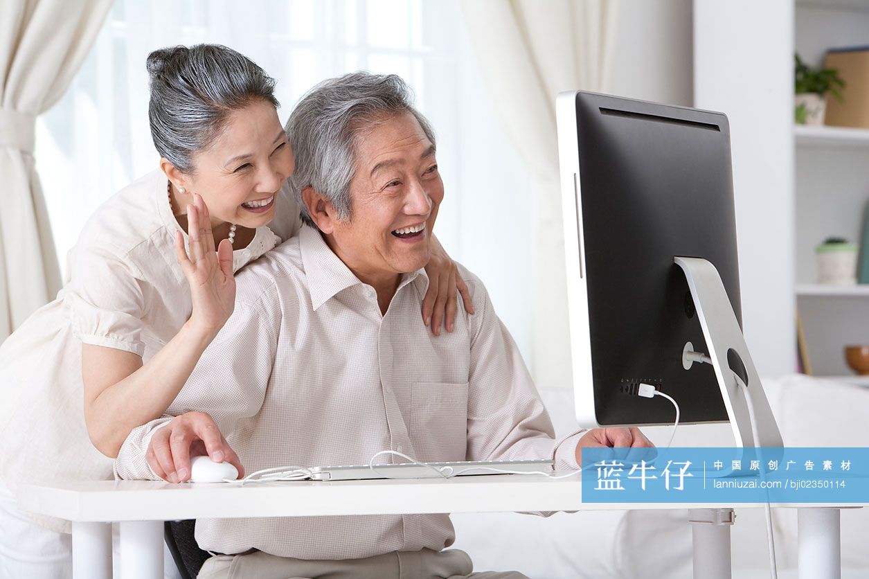 老年夫妇用电脑