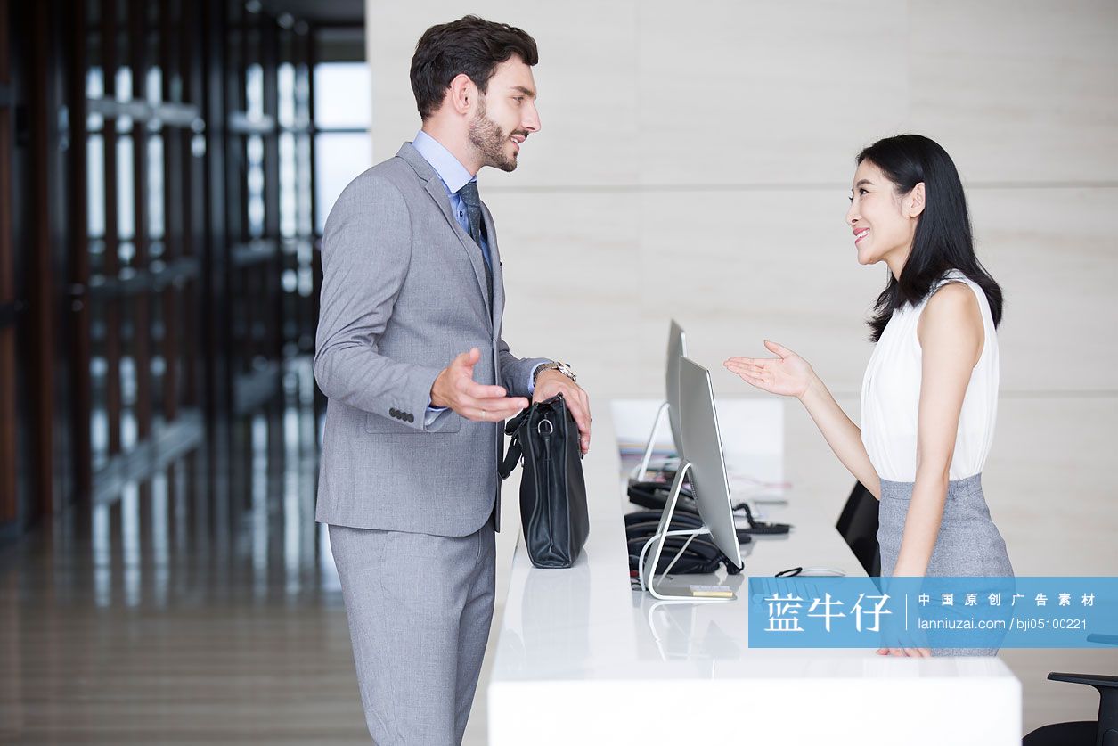 商务人士和前台接待员谈论