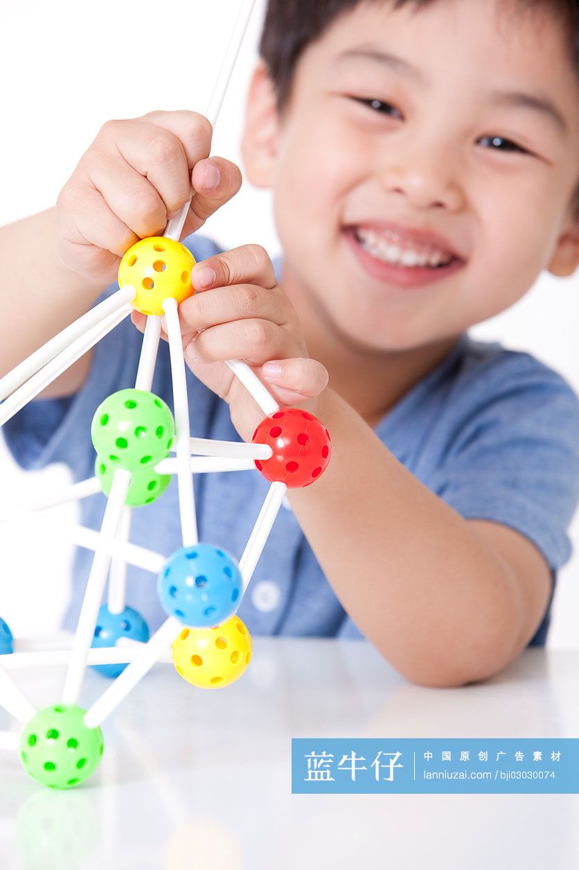 小男孩玩万象球