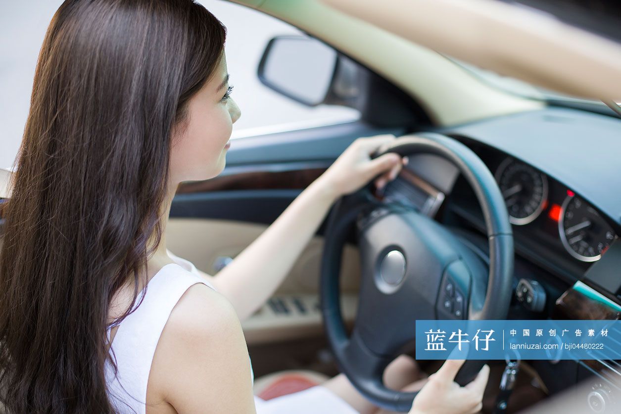 年轻女子驾车