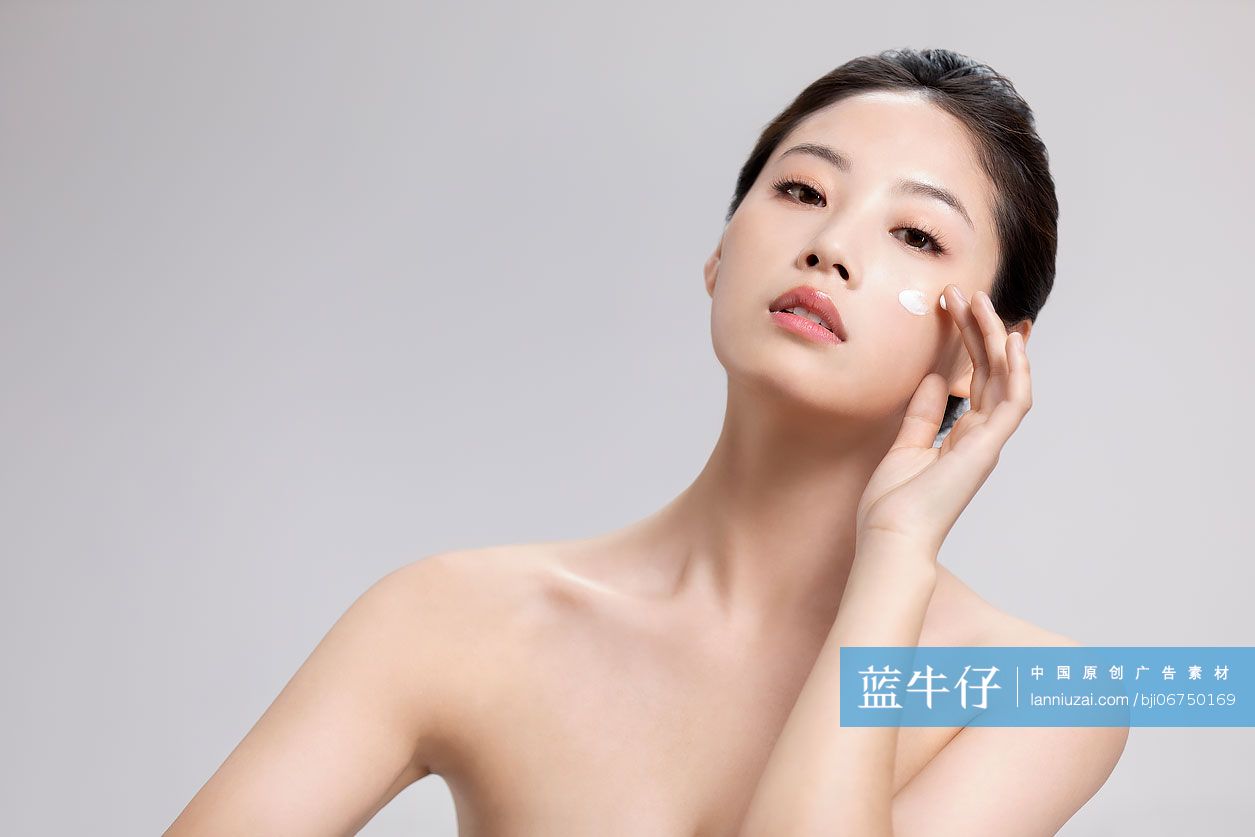 年轻女子涂抹护肤品