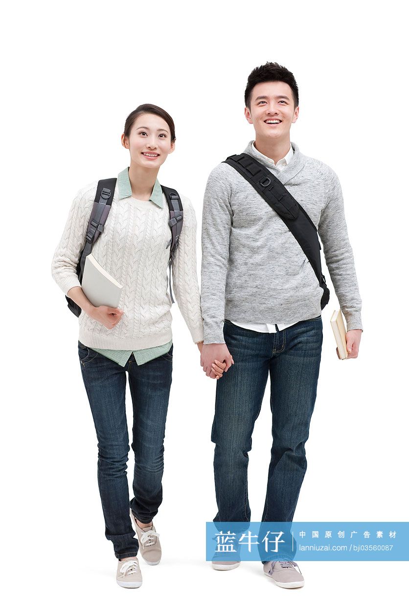 大学生情侣手牵手走路