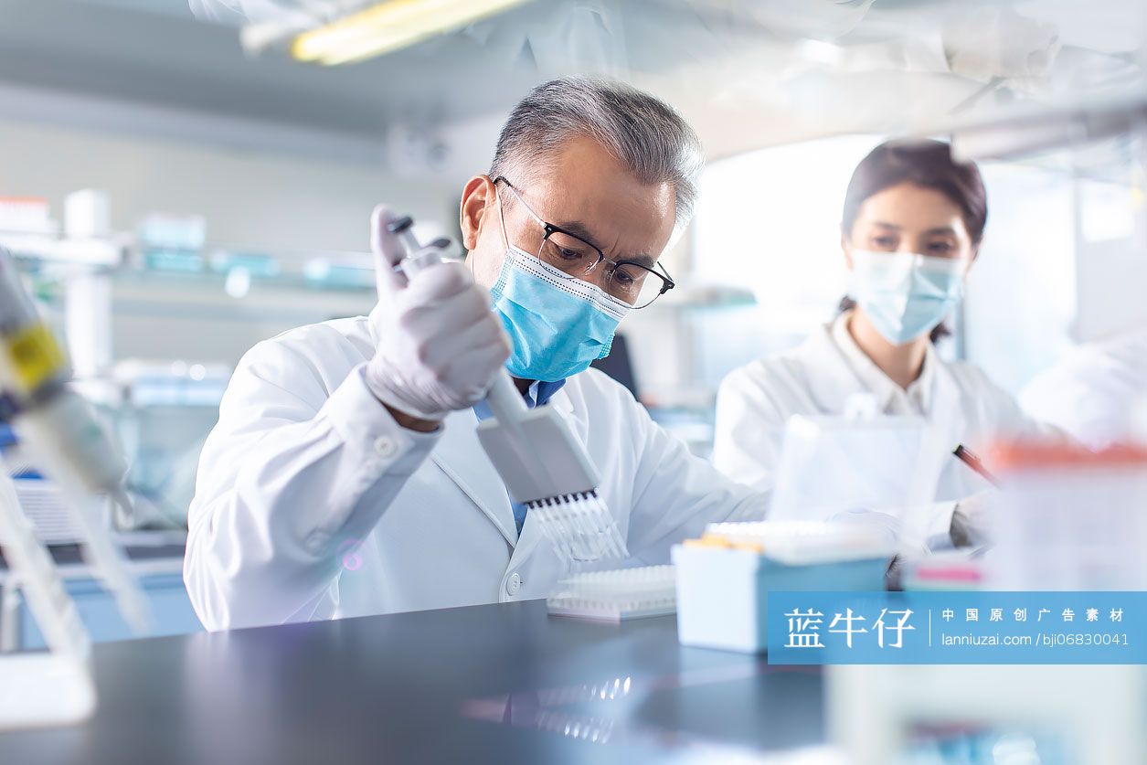 医学研究员在实验室工作