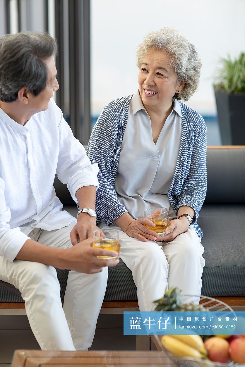 老年夫妇在酒店房间喝酒