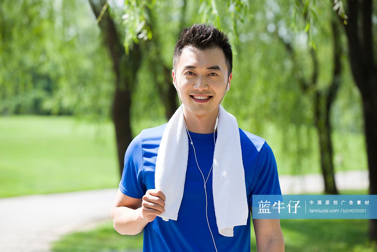 晨练的年轻男子