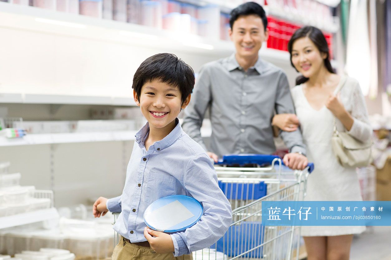 一家三口逛超市