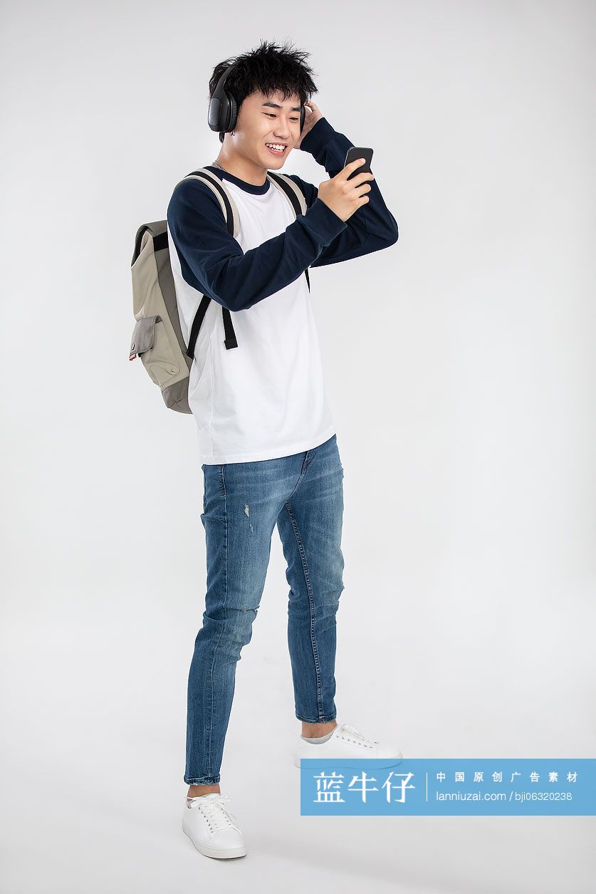 年轻男士戴着耳机听音乐