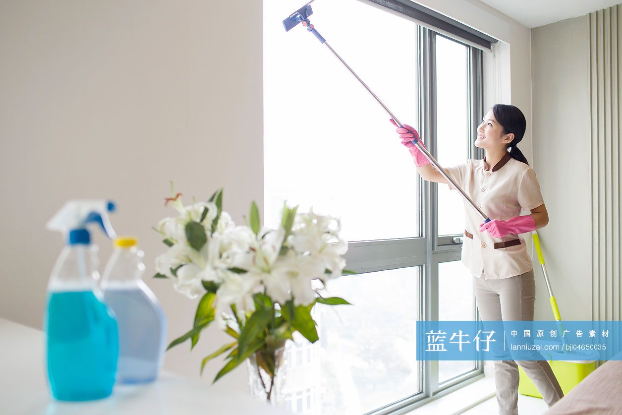 家政服务擦玻璃