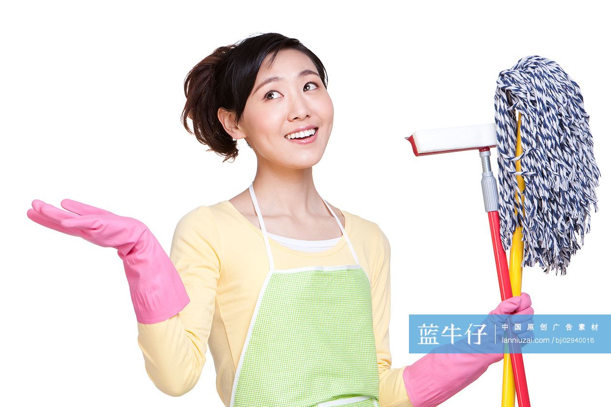 居家青年女性和拖把