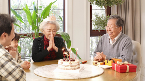 快乐家庭开生日派对