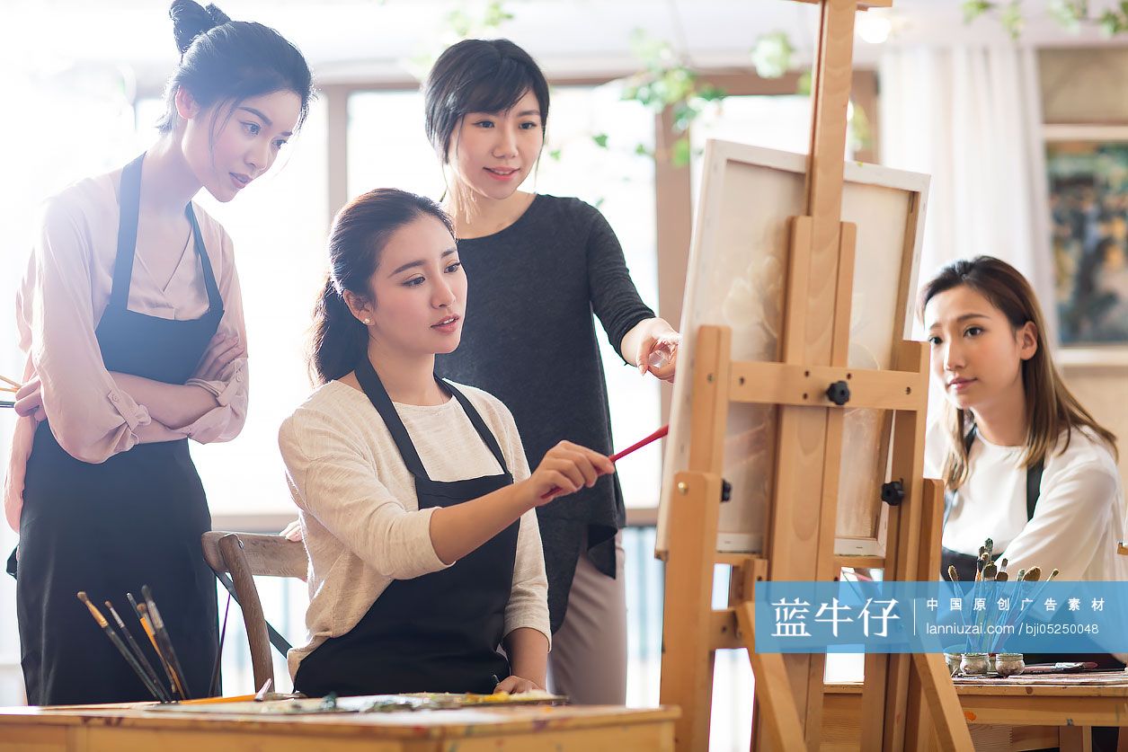 美术老师教年轻女子画画