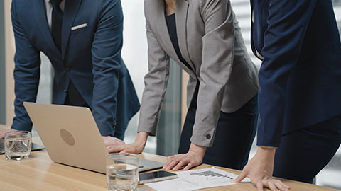 Confident Chinese business people having a meeting,4K