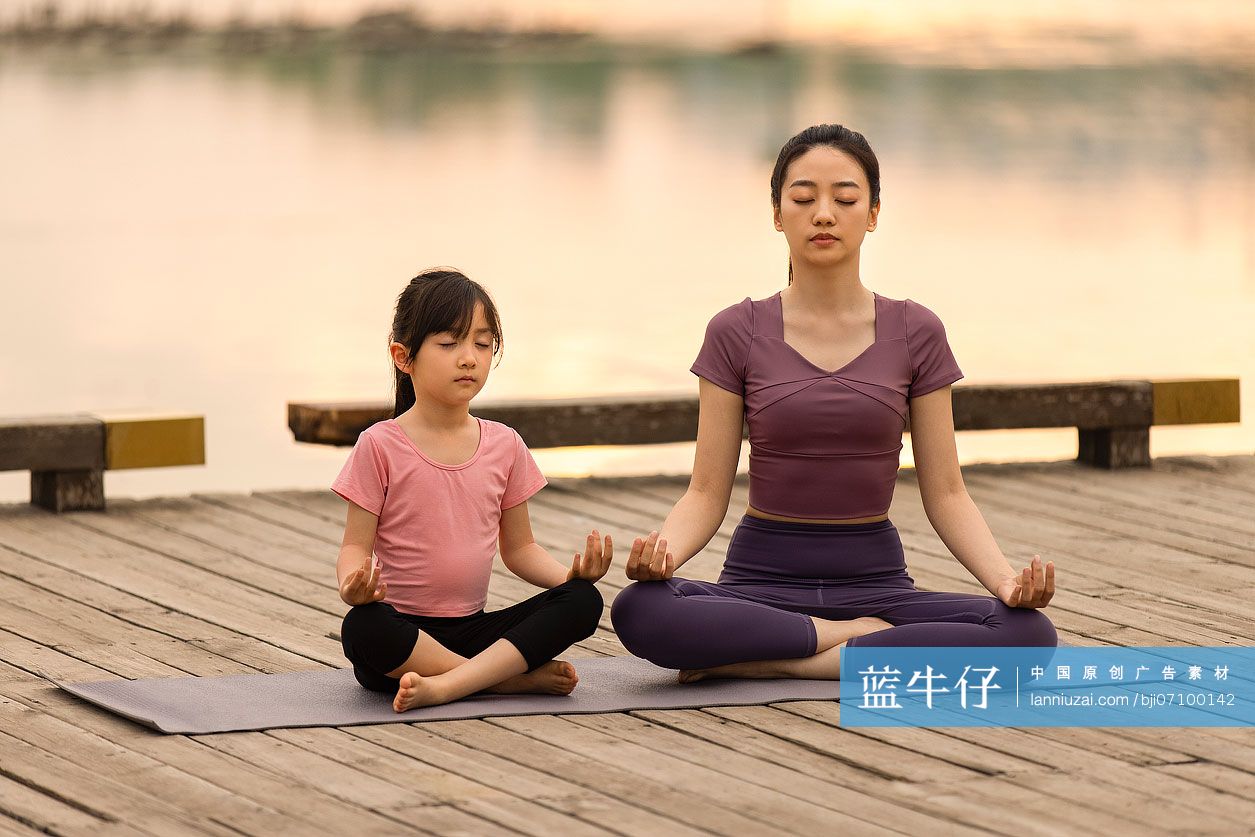妈妈和女儿做瑜伽