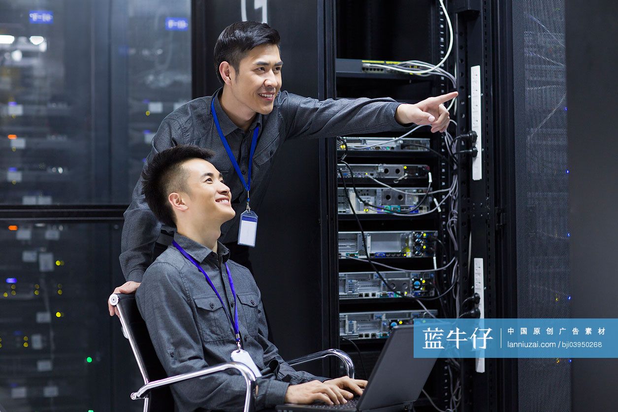 技术员在机房检查维修