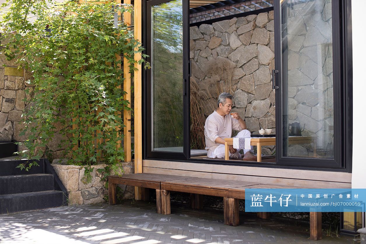 老年男子在茶室里品茶-蓝牛仔影像-中国原创广告影像素材