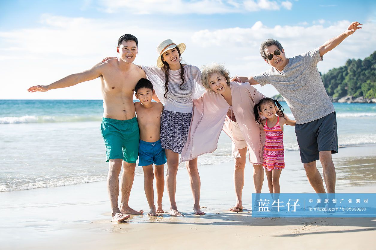快乐的家庭在沙滩