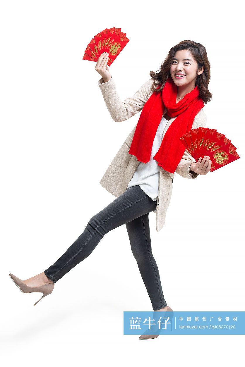 快乐的年轻女士手拿红包