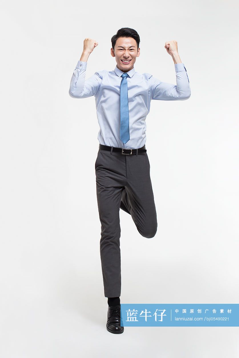 年轻商务男士欢呼庆祝
