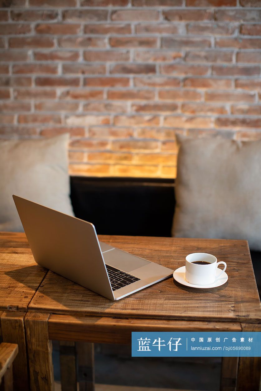 咖啡和笔记本电脑