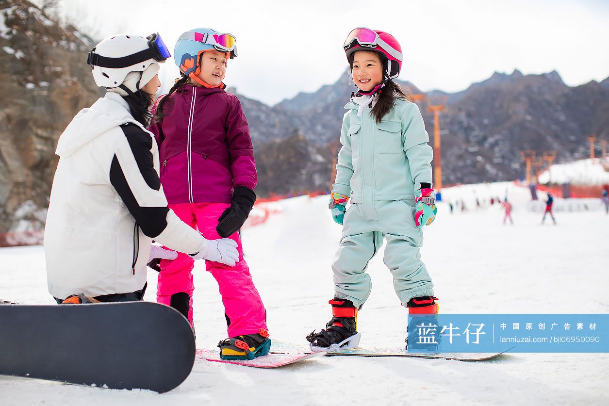 孩子们跟着教练在户外学滑雪